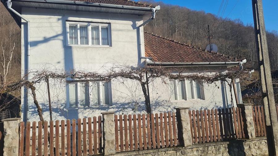 Casă cu 5 camere cu Teren 2 Mp în Laz