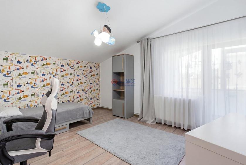 Casă cu 5 camere decomandat cu Canalizare în Palazu Mare