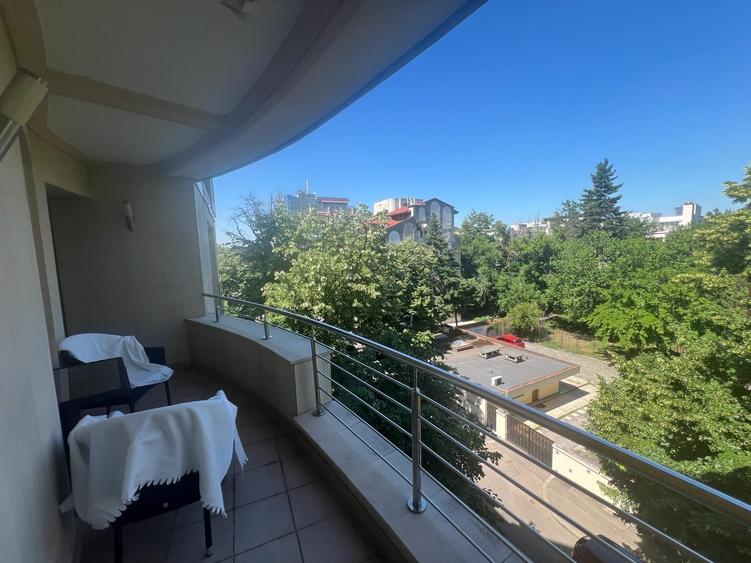 Apartament cu 4 camere decomandat în Primăverii