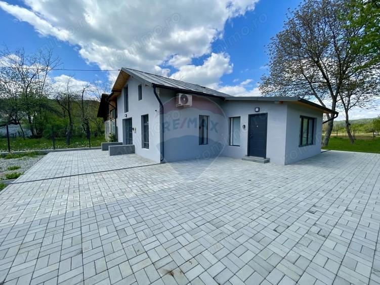 Casă cu 4 camere cu Teren 1397 Mp în Poiana