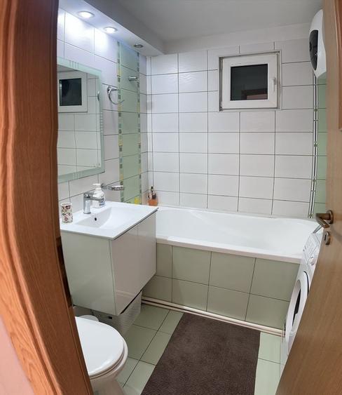 Apartament cu 4 camere semidecomandat în Berceni