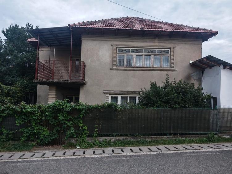 Casă cu 4 camere în Cislău