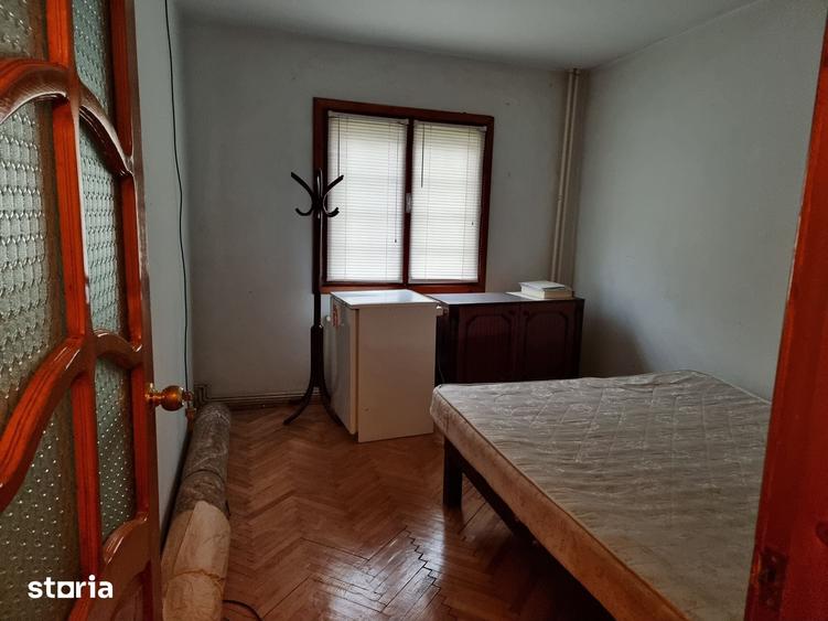 Apartament cu 4 camere decomandat în Micro 3