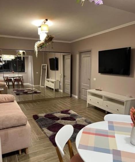 Apartament cu 2 camere decomandat în Casa de Cultură