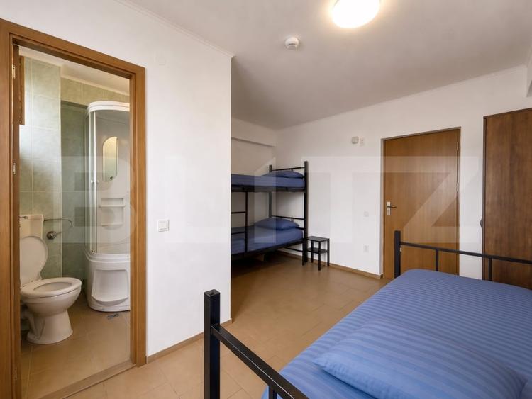 Casă individuală cu 50 camere cu Canalizare în Est