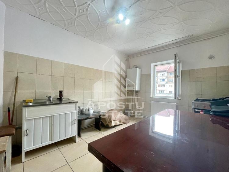 Apartament cu 3 camere decomandat, mobilat în Central