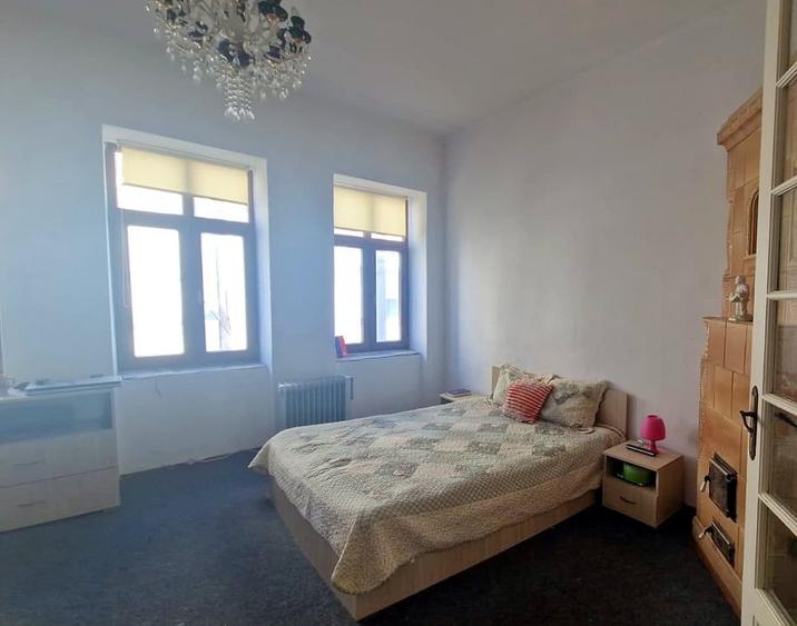 Apartament cu 4 camere decomandat, mobilat în Universitate