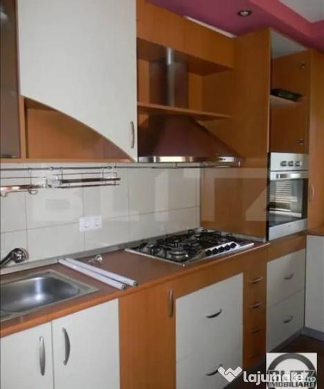 Apartament cu 3 camere semidecomandat în Plopilor