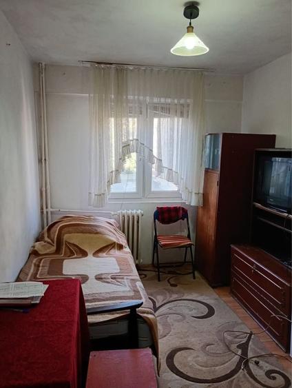 Garsonieră decomandată în Romanilor