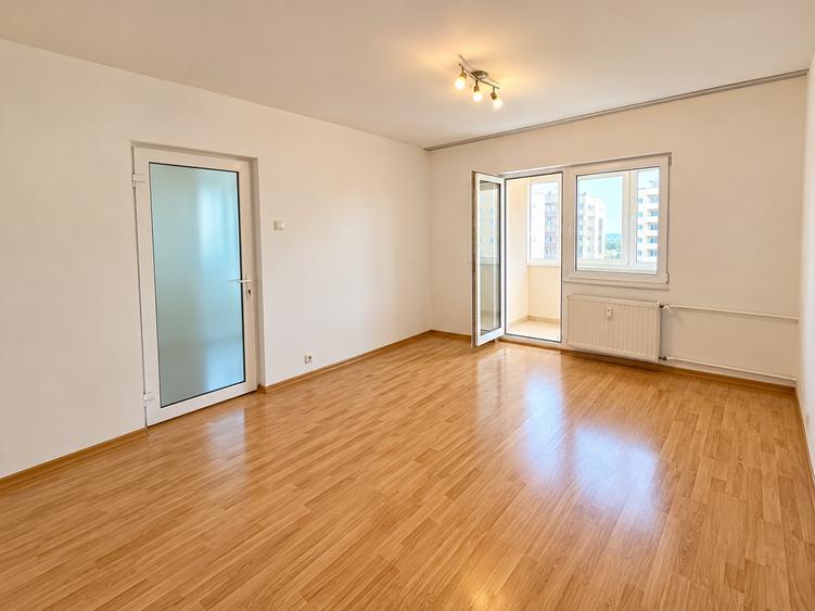 Apartament cu 3 camere decomandat în Sebastian