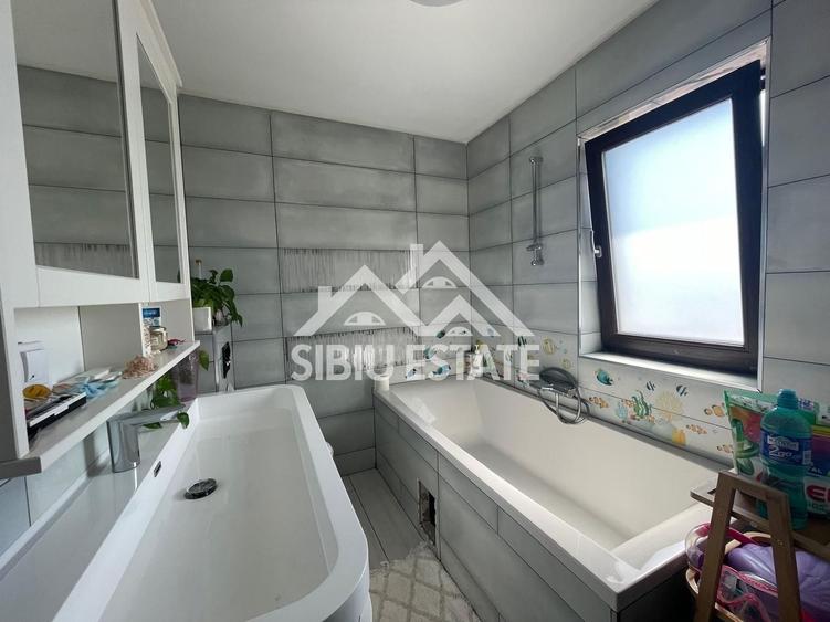 Duplex cu 5 camere cu Canalizare în Cristian
