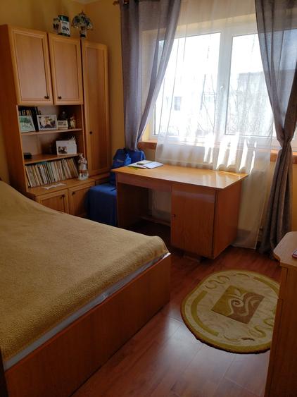 Apartament cu 3 camere decomandat, mobilat în Poarta 6