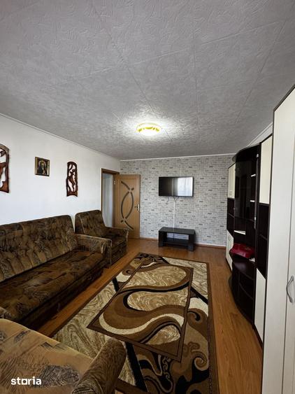 Apartament cu 3 camere decomandat în Tractorul