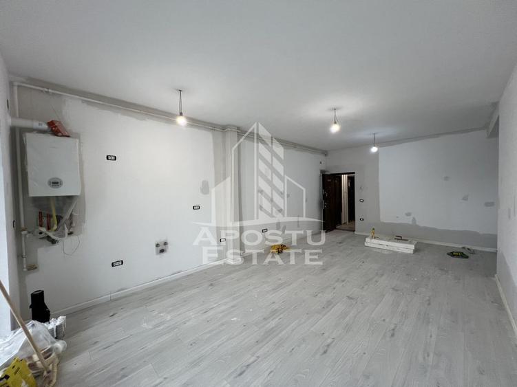Apartament cu 3 camere semidecomandat în Torontalului