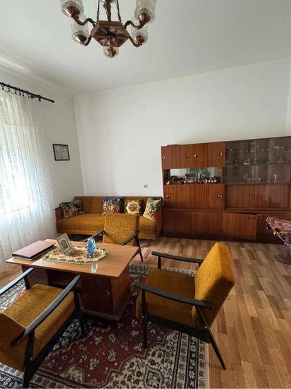 Casă cu 8 camere cu Teren 1470 Mp în Central