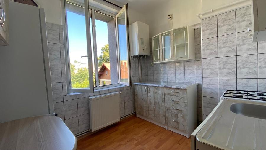 Apartament cu 2 camere decomandat în Tractorul