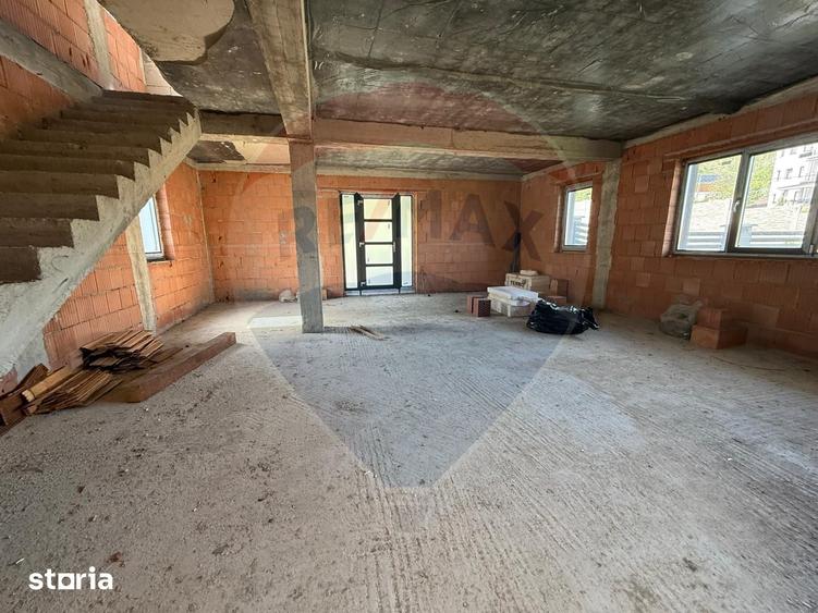 Casă cu 5 camere cu Teren 343 Mp în Podgoria