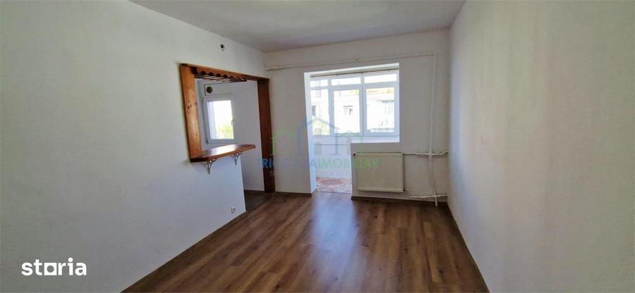 Apartament cu 3 camere semidecomandat în Craiovița Nouă