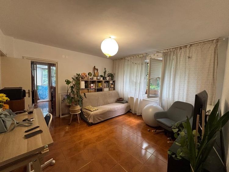 Apartament cu 3 camere semidecomandat, mobilat în 1 Mai