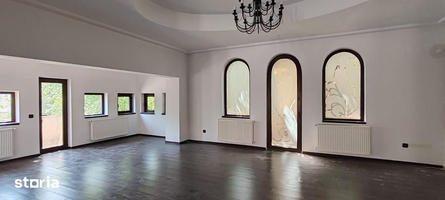 Casă cu 8 camere cu Teren 307 Mp în Primăverii