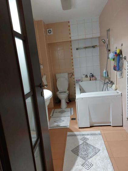 Apartament cu 3 camere semidecomandat în Dosu Bricii
