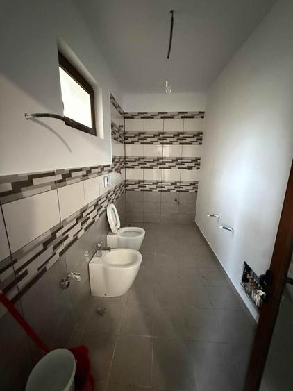 Casă individuală cu 4 camere cu Canalizare în Chercea