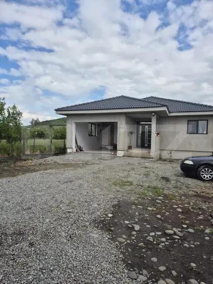 Casă cu 4 camere cu Teren 1399 Mp în Ernei