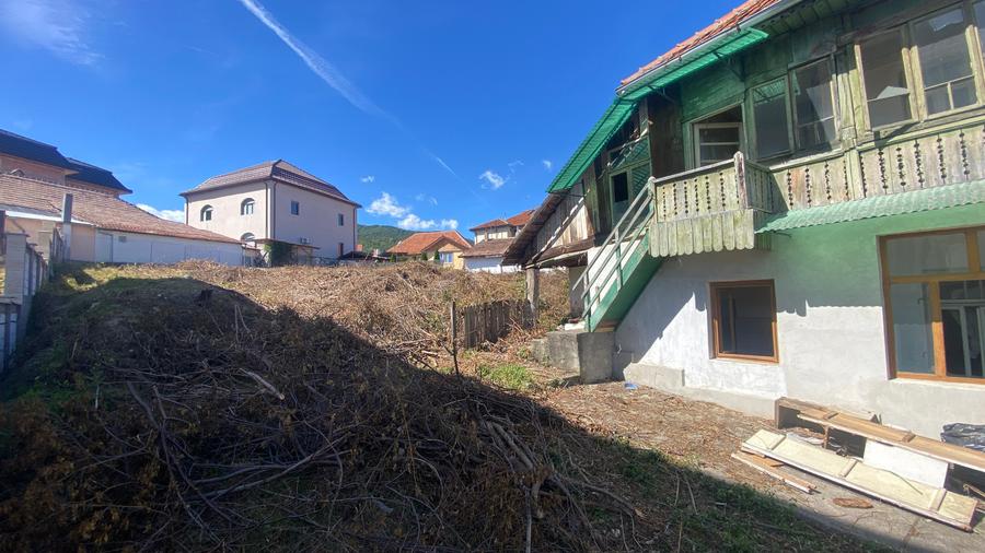 Casă individuală cu 5 camere cu Teren 1000 Mp în Central