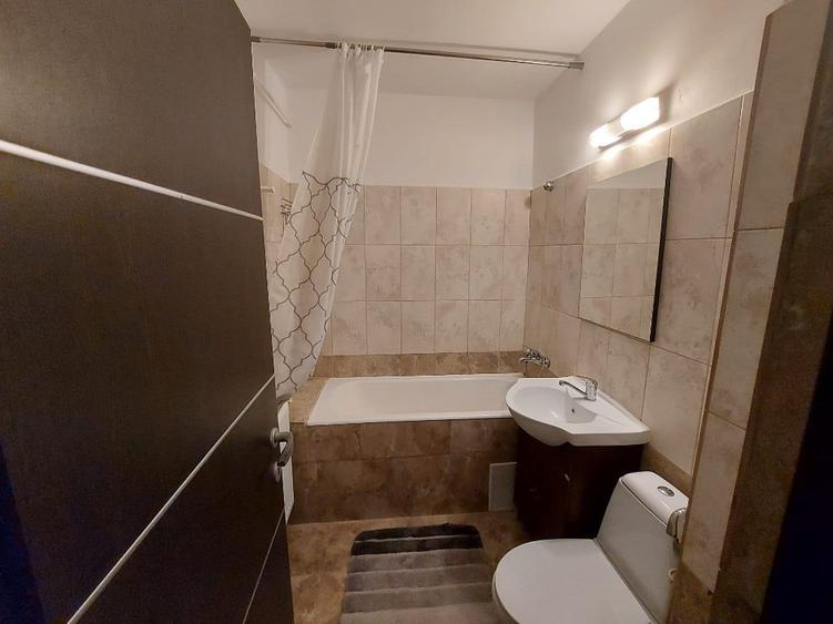 Apartament cu 3 camere semidecomandat în Tomis III