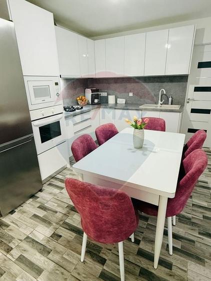 Duplex cu 6 camere cu Teren 229 Mp în Est