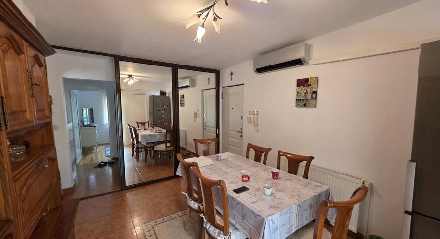 Apartament cu 3 camere decomandat, mobilat în Aradului