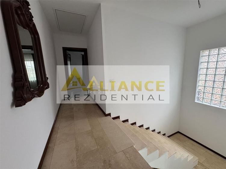 Casă individuală cu 4 camere decomandat cu Canalizare în Central
