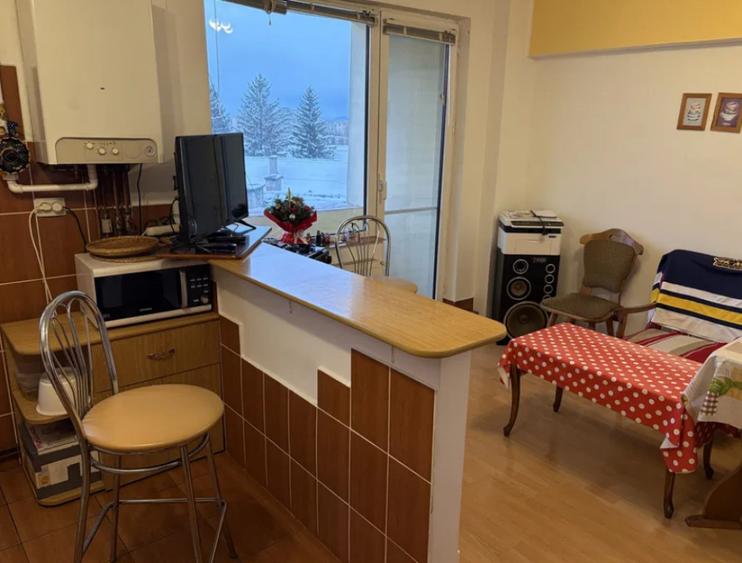 Apartament cu 4 camere semidecomandat în Gării