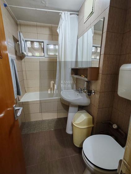 Apartament cu 3 camere semidecomandat, mobilat în Berceni