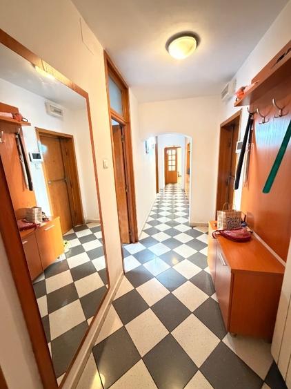 Apartament cu 3 camere decomandat, mobilat în Calea Călărașilor