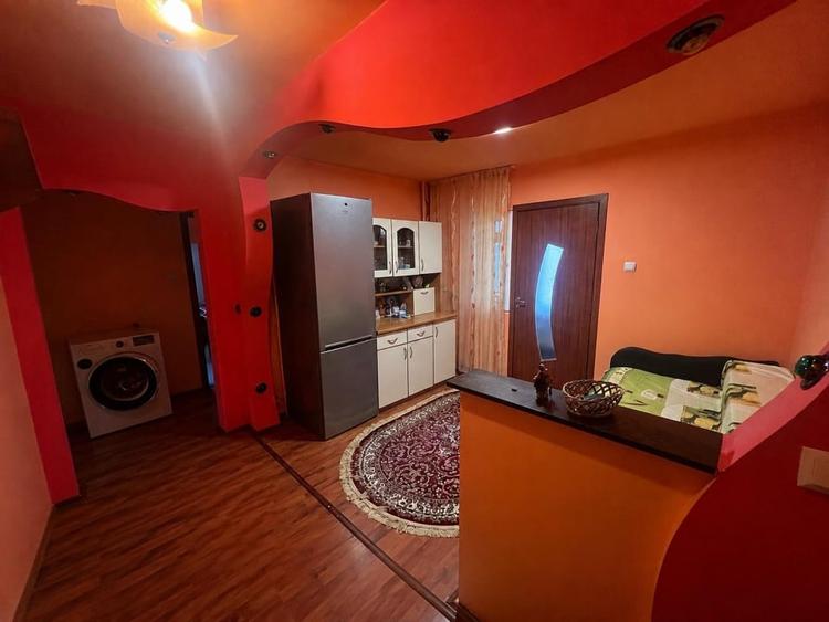 Apartament cu 2 camere decomandat, mobilat în Craiovița Nouă