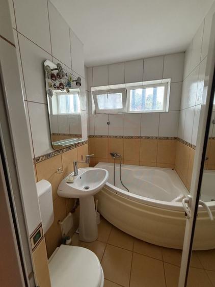 Apartament cu 3 camere semidecomandat, mobilat în Central