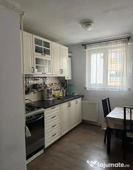 Apartament cu 3 camere semidecomandat în Astra