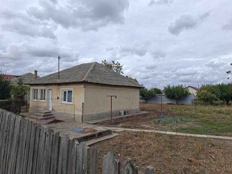 Casă cu 3 camere în Poarta Albă