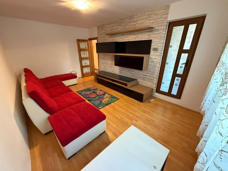 Apartament cu 3 camere decomandat în Racova