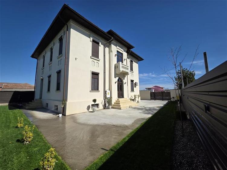 Casă individuală cu 10 camere cu Canalizare în Malu Mare
