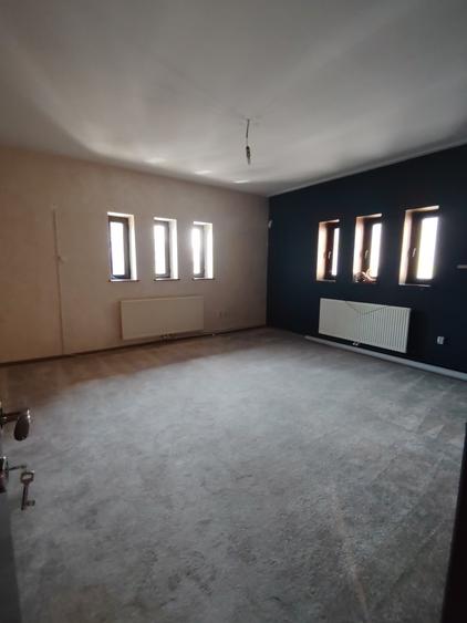 Apartament cu 4 camere semidecomandat în P-ța Victoriei