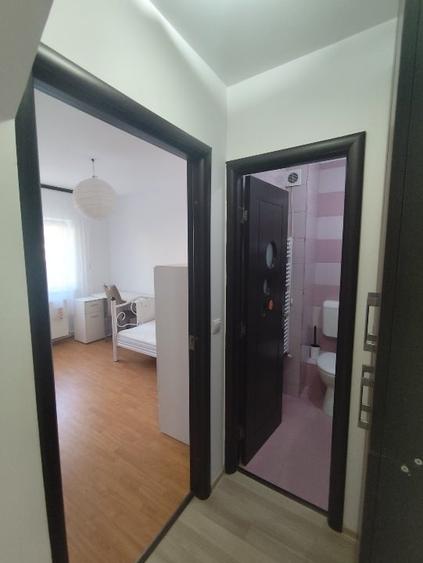 Apartament cu 3 camere semidecomandat, mobilat în Tractorul