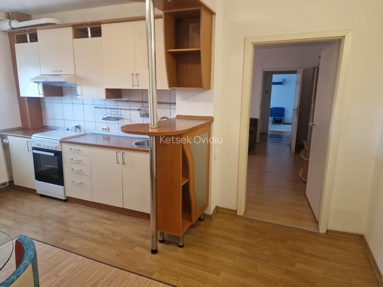 Proprietar inchiriez apartament cu 2 cmere Complex Studentesc Str Bucegi 4
