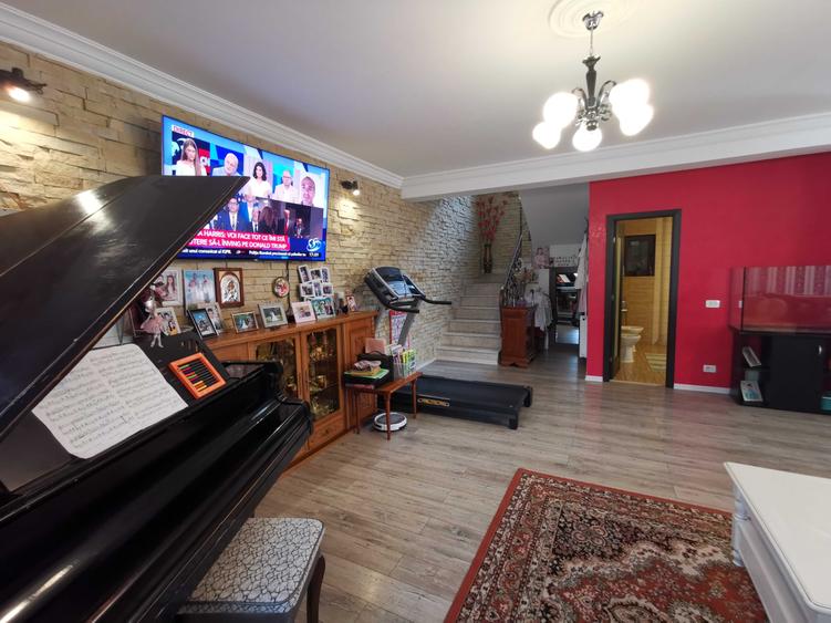 Casă cu 4 camere cu Teren 420 Mp în Piața Centrală
