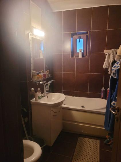 Apartament cu 3 camere semidecomandat în Debarcader