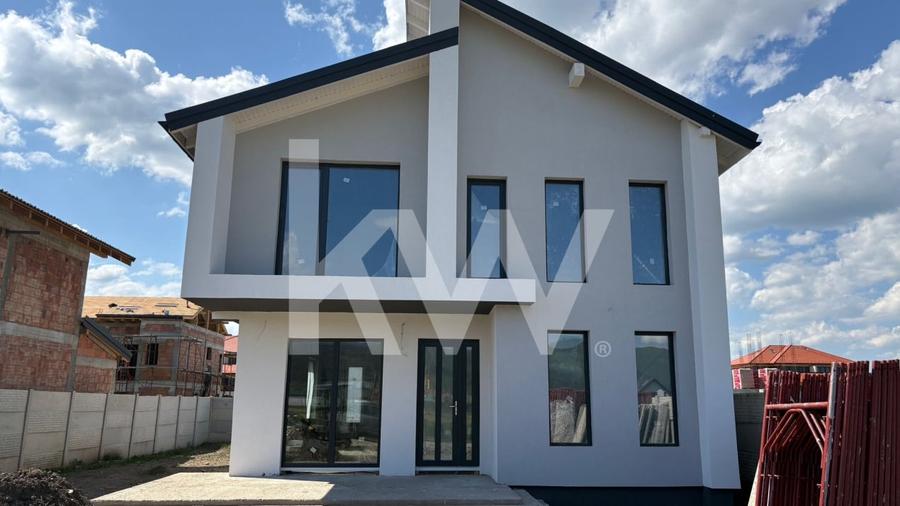 Casă individuală cu 4 camere cu Canalizare în Cristian