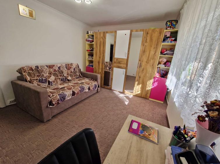 Apartament cu 3 camere decomandat în Micro 17