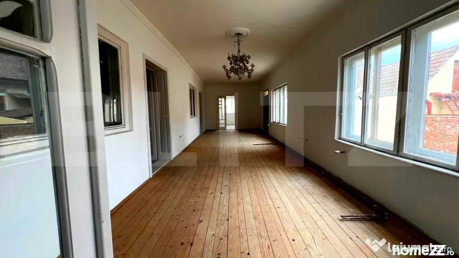 Casă cu 6 camere cu Teren 644 Mp în Central