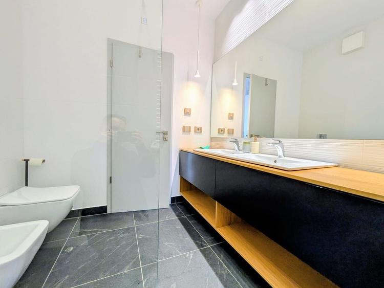 Penthouse cu 4 camere, mobilat în Central